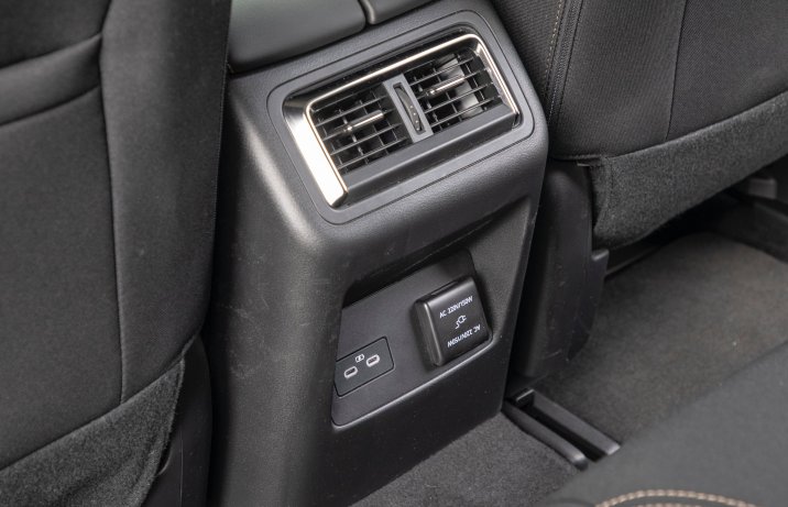 Mazda CX-60 3.3 e-Skyactiv D 200 KM 2WD – porty USB-C i gniazdo 230 V