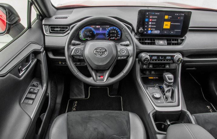 Toyota RAV4 - kokpit