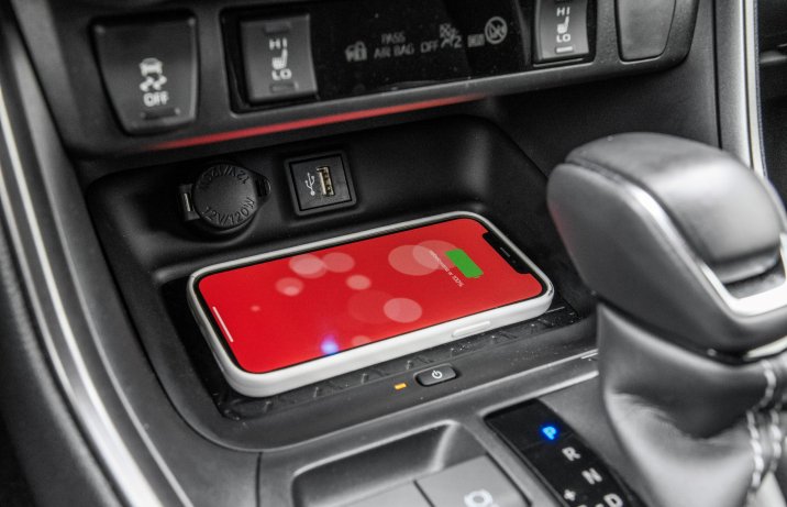 Toyota RAV4 - ładowarka indukcyjna