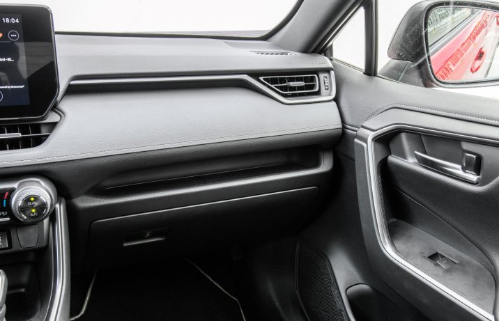 Toyota RAV4 - półka