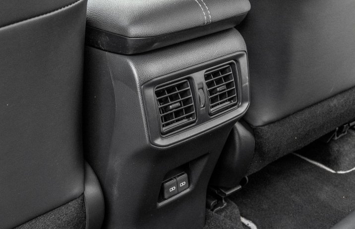 Toyota RAV4 - tył konsoli