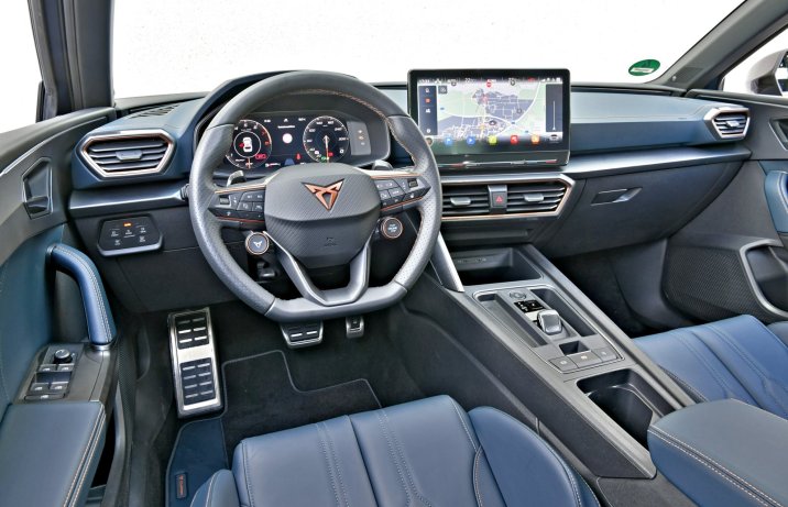 Cupra Leon VZ 2.0 TSI 300 KM (2023) – test – kokpit