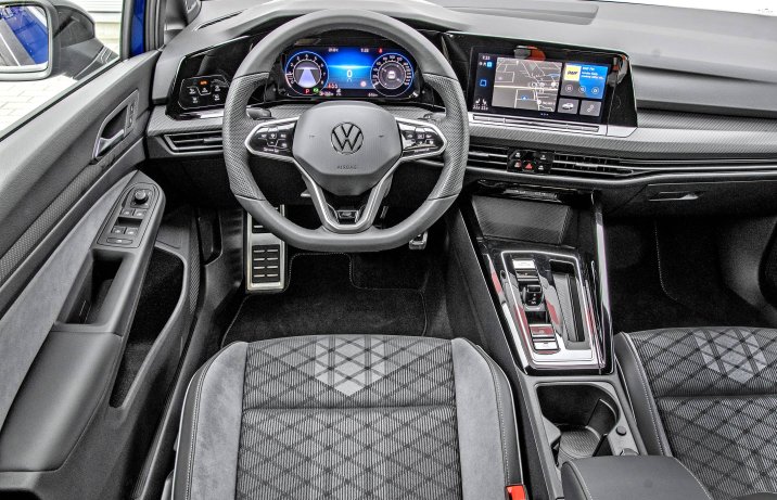 Volkswagen Golf 1.5 eTSI 130 DSG R-Line – wnętrze, deska rozdzielcza