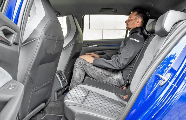 Volkswagen Golf 1.5 eTSI 130 DSG R-Line – wnętrze, kanapa z pasażerem