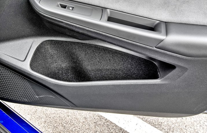 Volkswagen Golf 1.5 eTSI 130 DSG R-Line – wnętrze, kieszeń w drzwiach