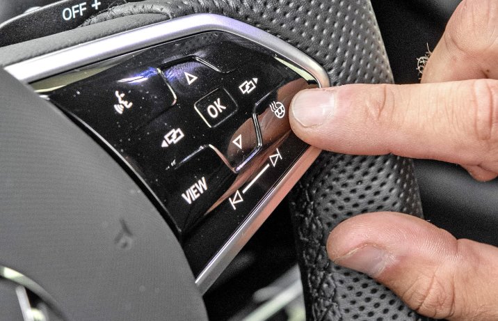 Volkswagen Golf 1.5 eTSI 130 DSG R-Line – wnętrze, sterowanie na kierownicy