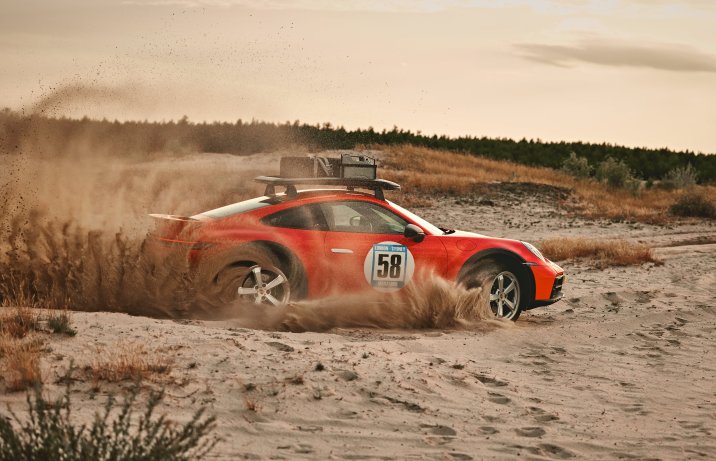 Porsche 911 Dakar RED58 Special – bok w ruchu