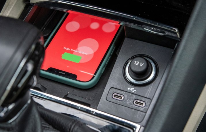 Skoda Kodiaq 1.5 TSI DSG Style – ładowarka indukcyjna do smartfona