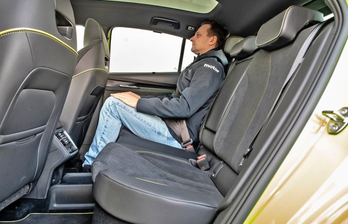 Skoda Enyaq Coupe RS – wnętrze, kanapa z pasażerem