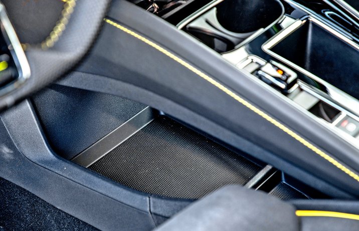 Skoda Enyaq Coupe RS – wnętrze, półka pod konsolą