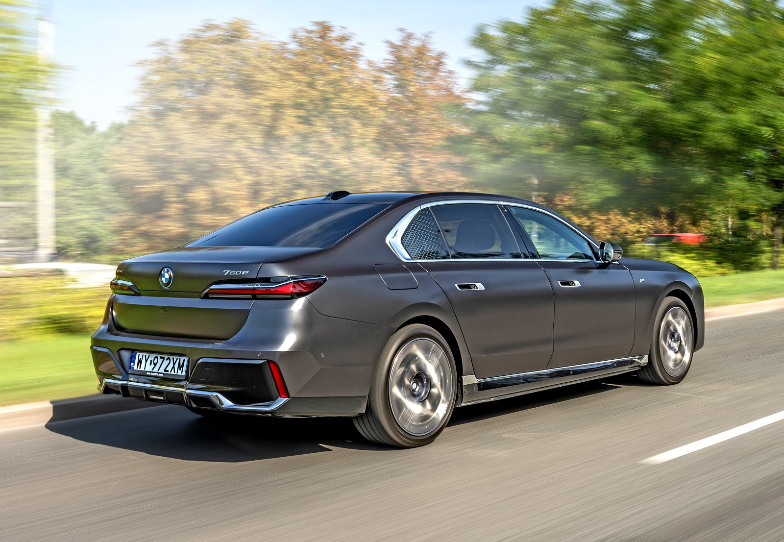 bmw_750e_2023_test_tył
