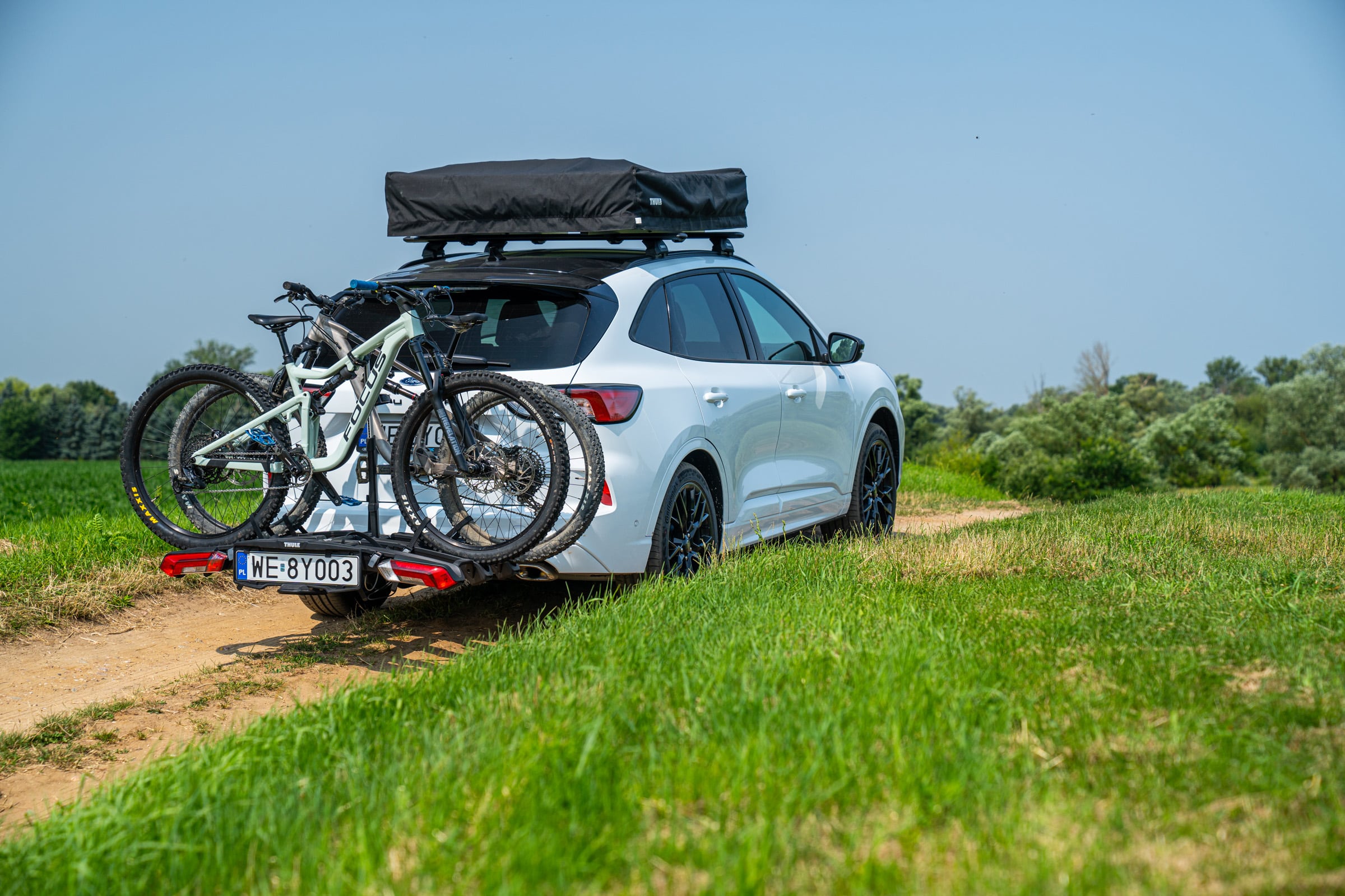 Ford-Kuga-2.5-Hybrid-ST-Line-X-Black-tyl-na-drodze-miedzy-lakami