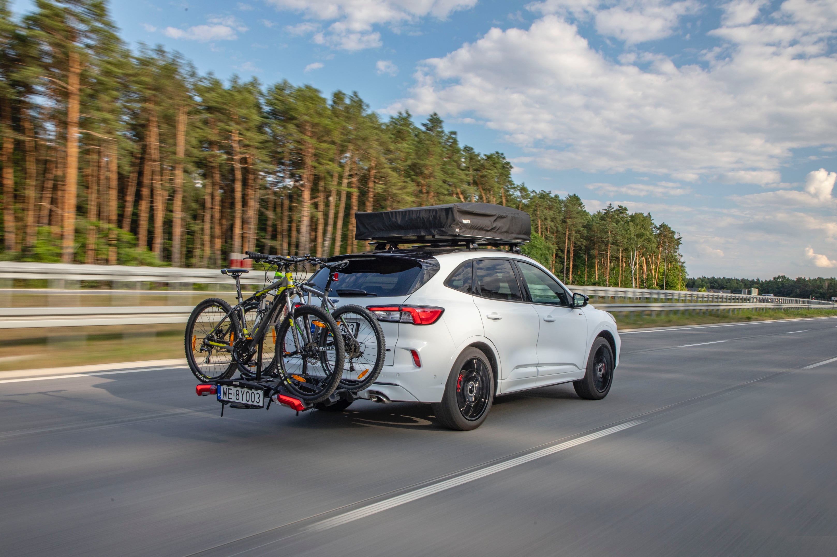 Ford-Kuga-2.5-Hybrid-ST-Line-X-Black-tyl-w-ruchu