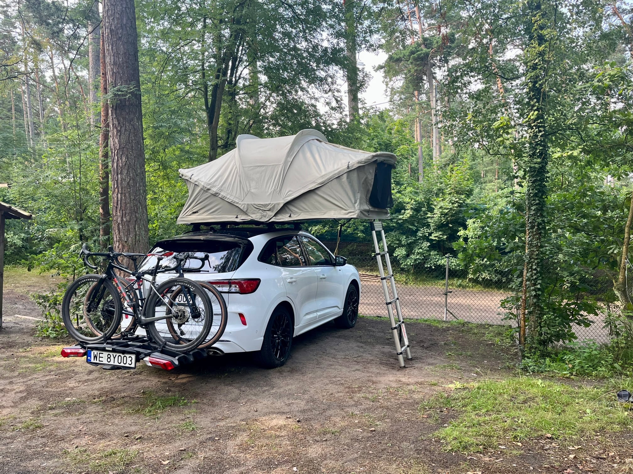 Ford-Kuga-2.5-Hybrid-ST-Line-X-Black-tyl-z-namiotem-i-bagaznikiem-na-rowery