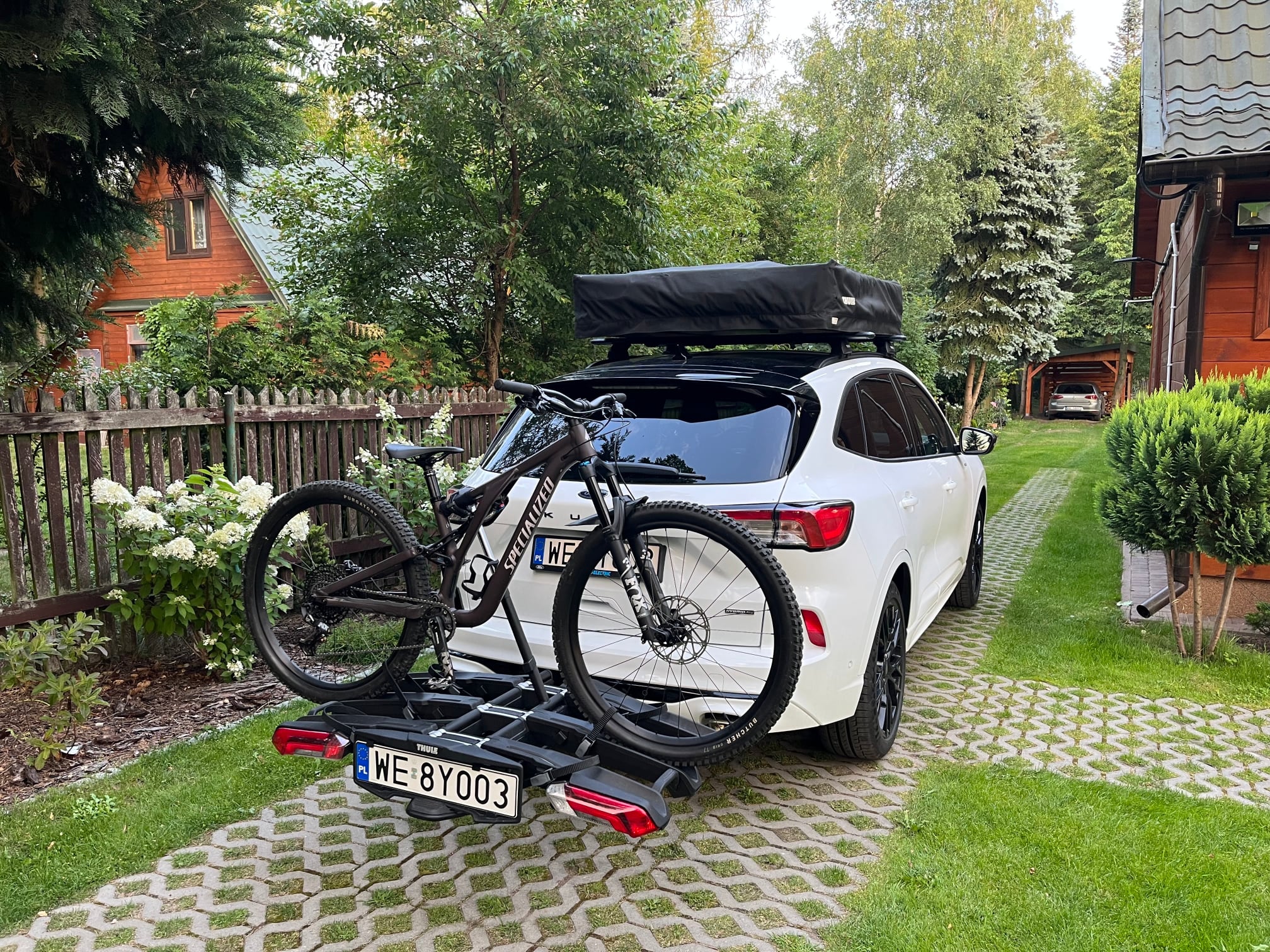 Ford-Kuga-2.5-Hybrid-ST-Line-X-Black-z-bagaznikiem-na-rowery