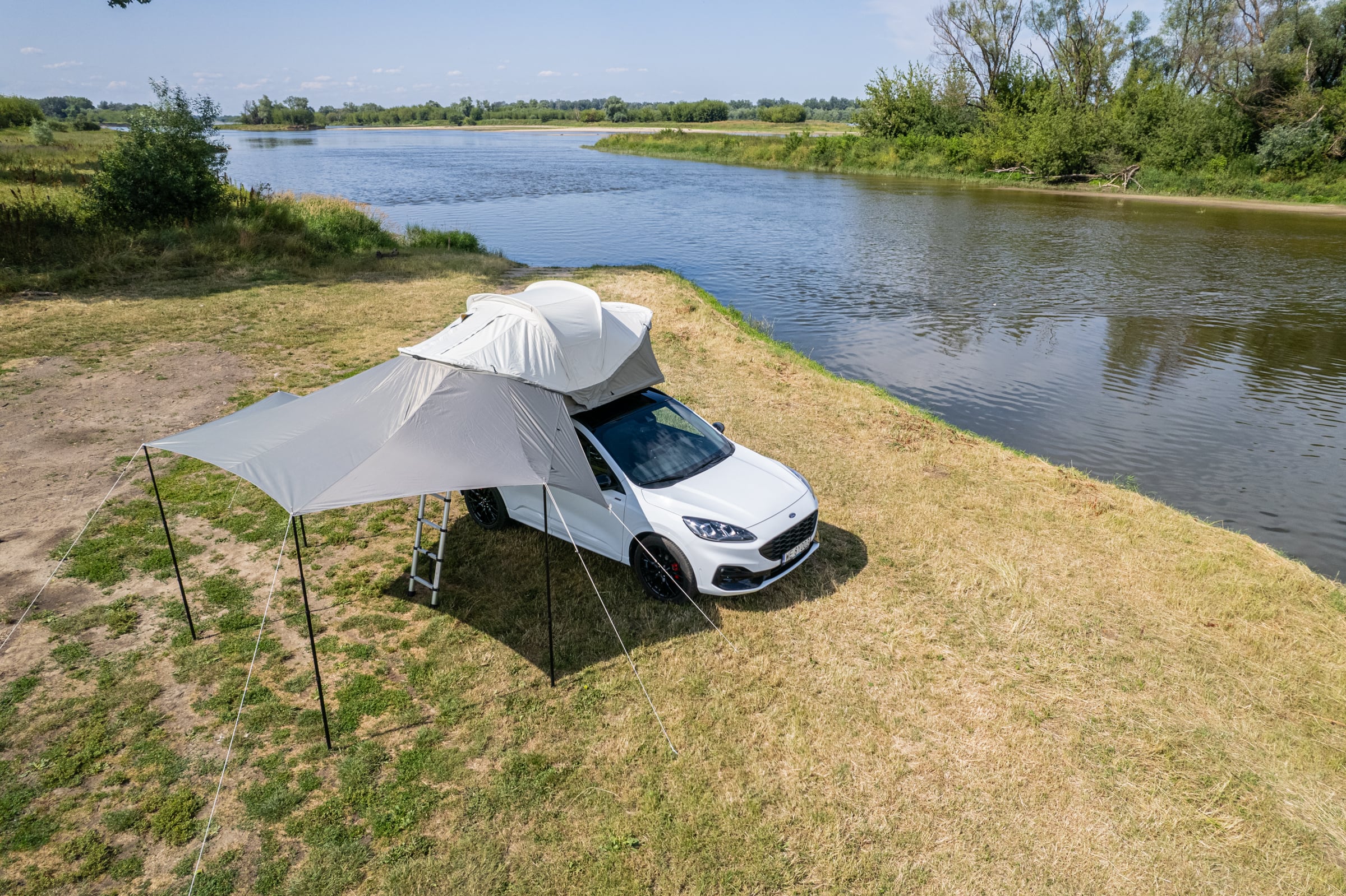 Ford-Kuga-2.5-Hybrid-ST-Line-X-Black-z-rozlozonym-namiotem-nad-woda