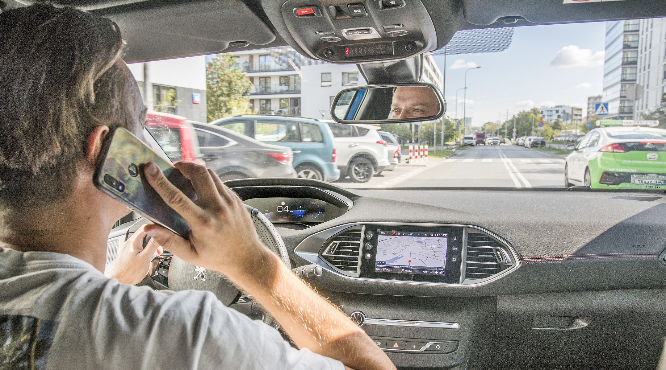 bezkarne lamanie prawa_rozmowa przez komorke