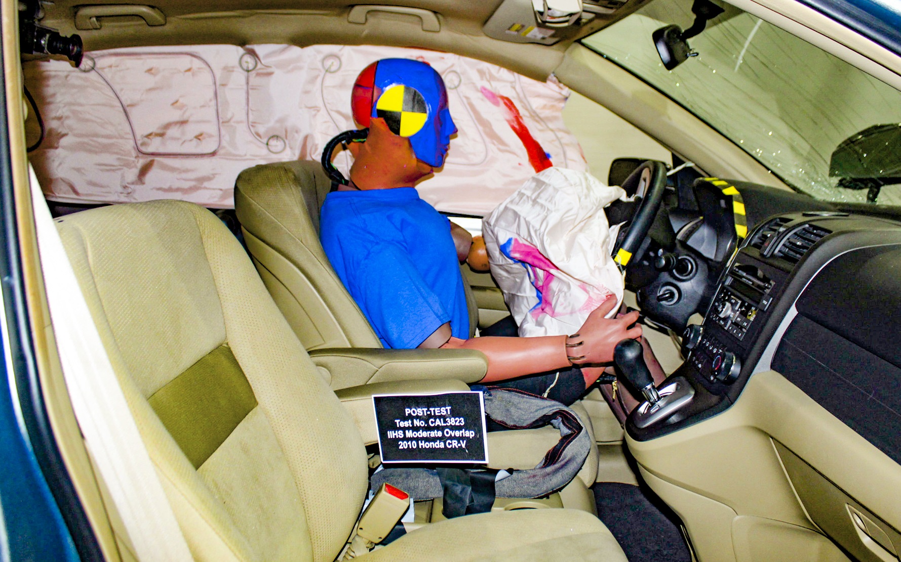 skutki zderzen przy roznych predkosciach 64 kmh wnetrze