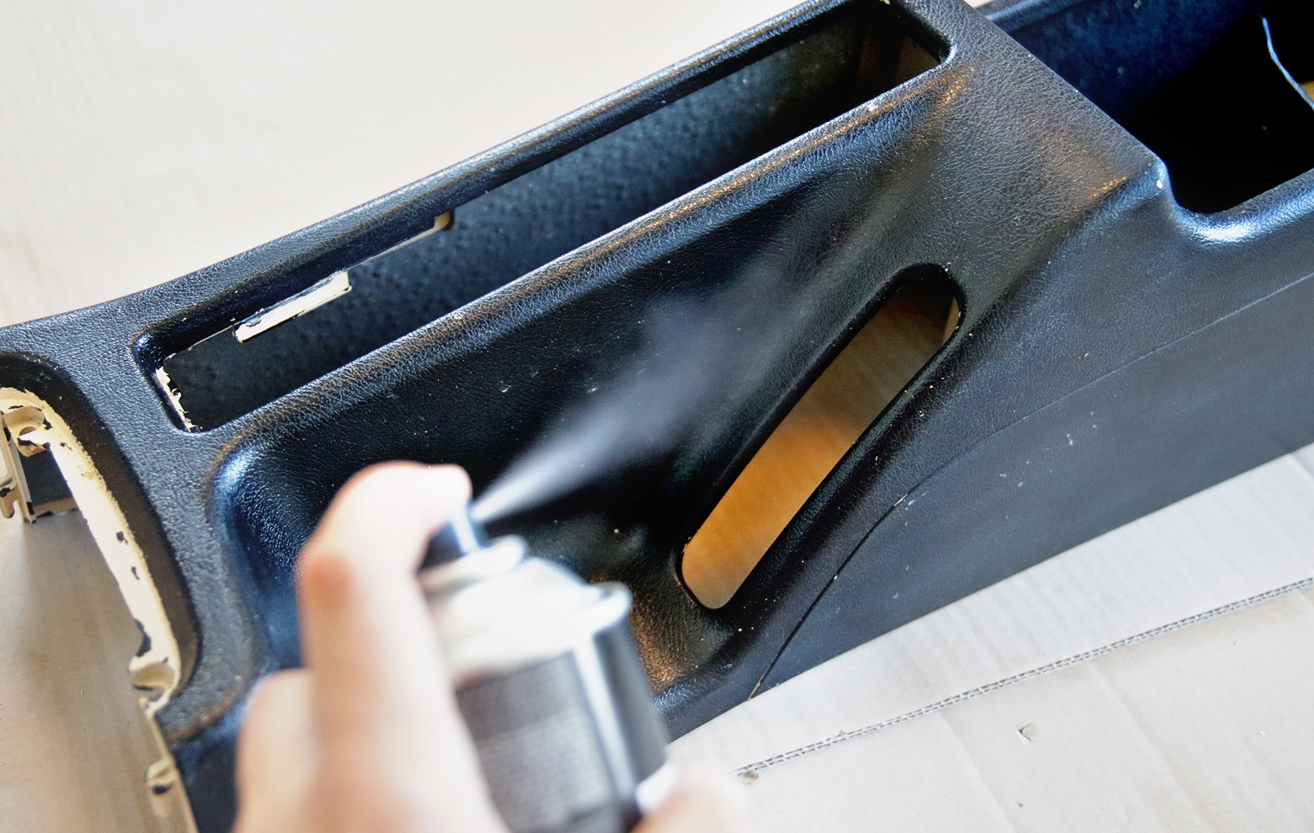 lakierowanie plastikow wnetrza_nanoszenie podkladu