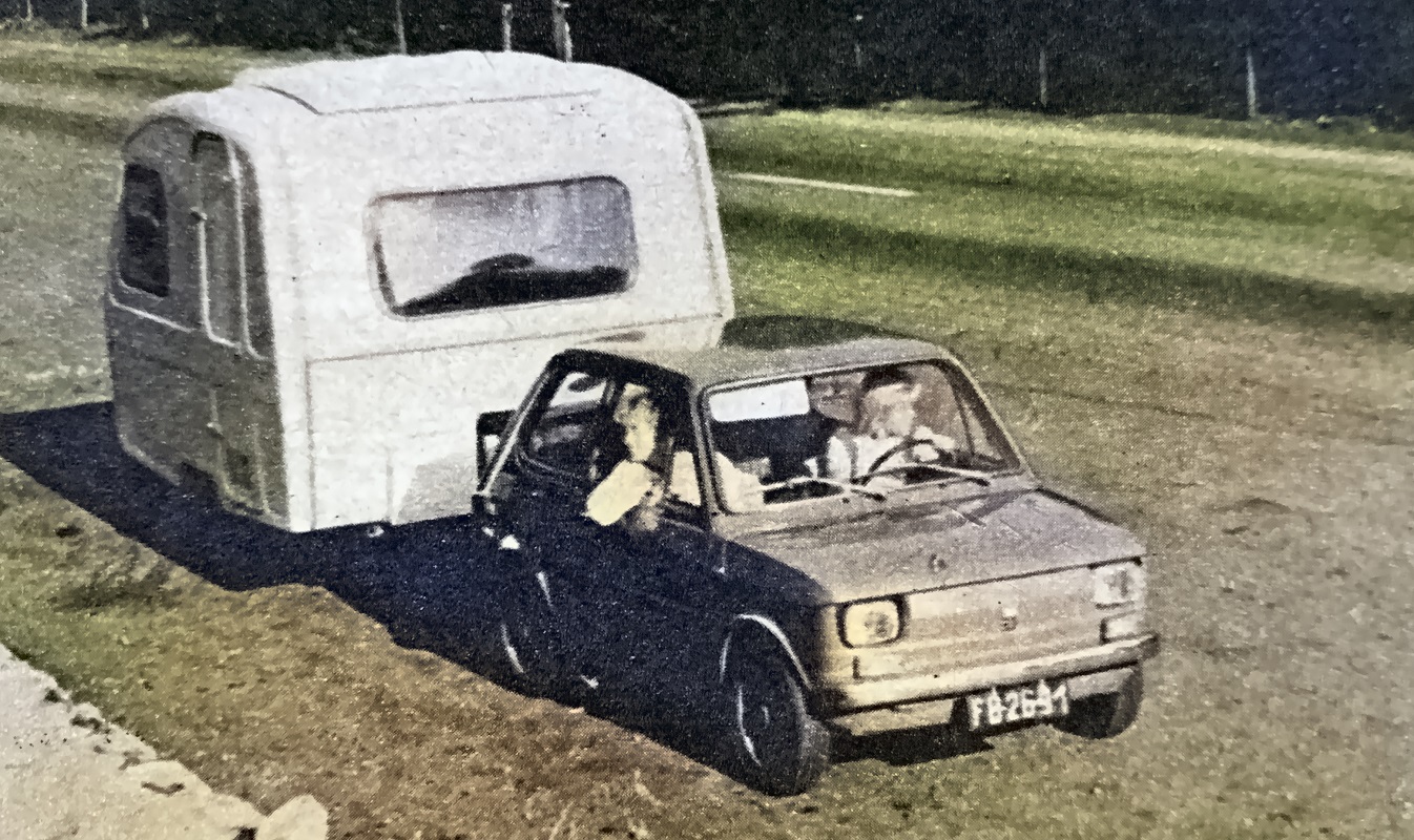 Retro_43_44_ 1973 rok Maluch z przyczepa n126