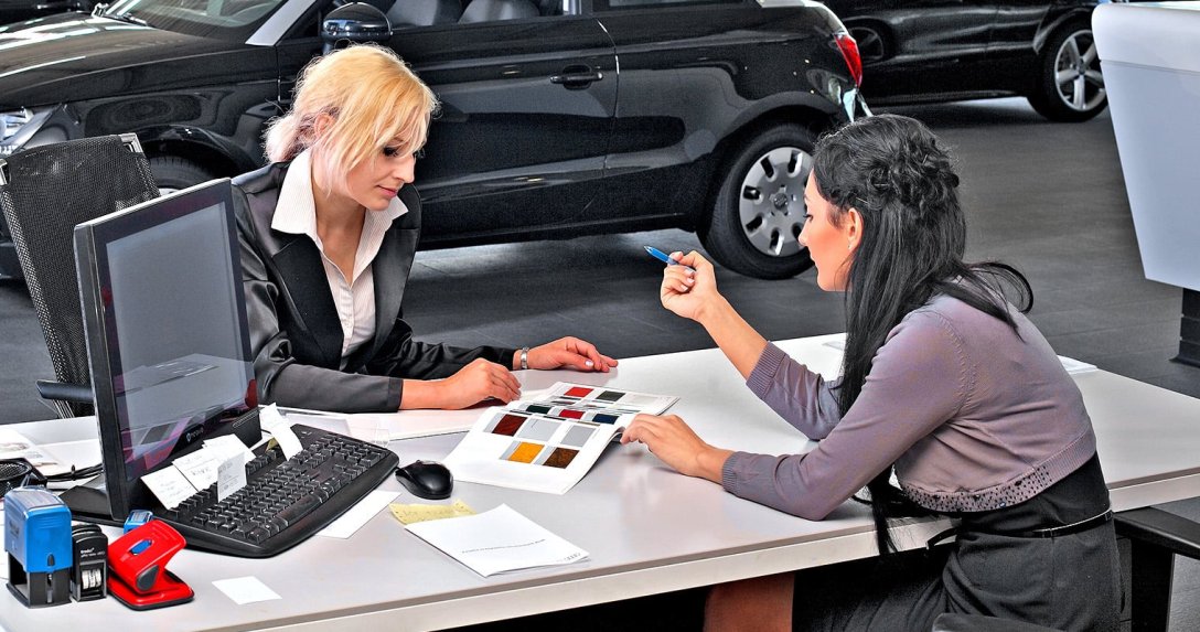 salon samochodowy, kobieta wybiera kolor auta