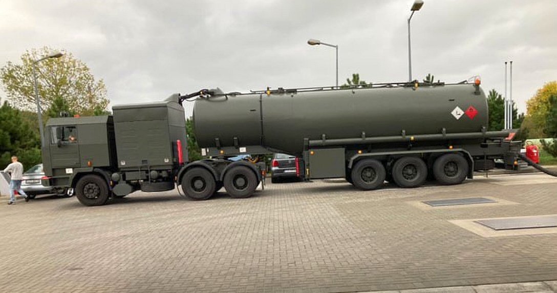 wojskowa cysterna na stacji Orlen