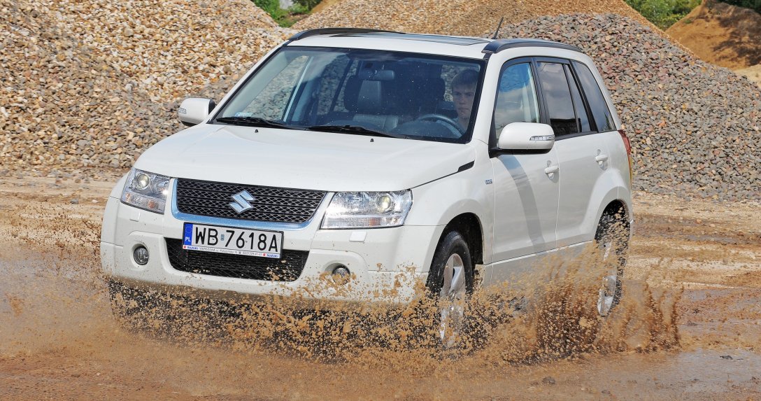 Jadące Suzuki Vitara