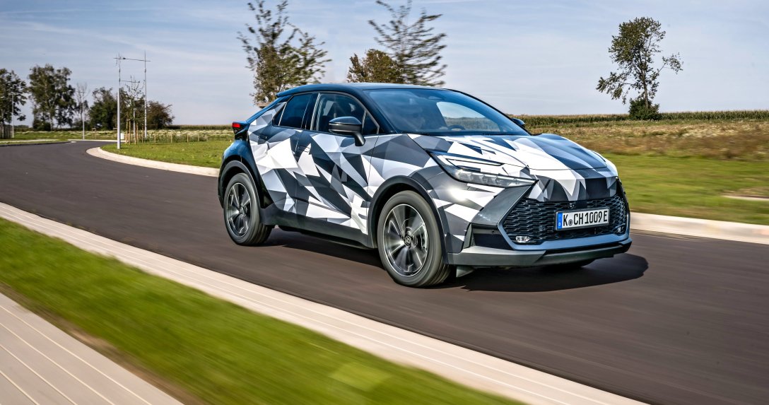 Nowa Toyota C-HR – przód i bok w ruchu