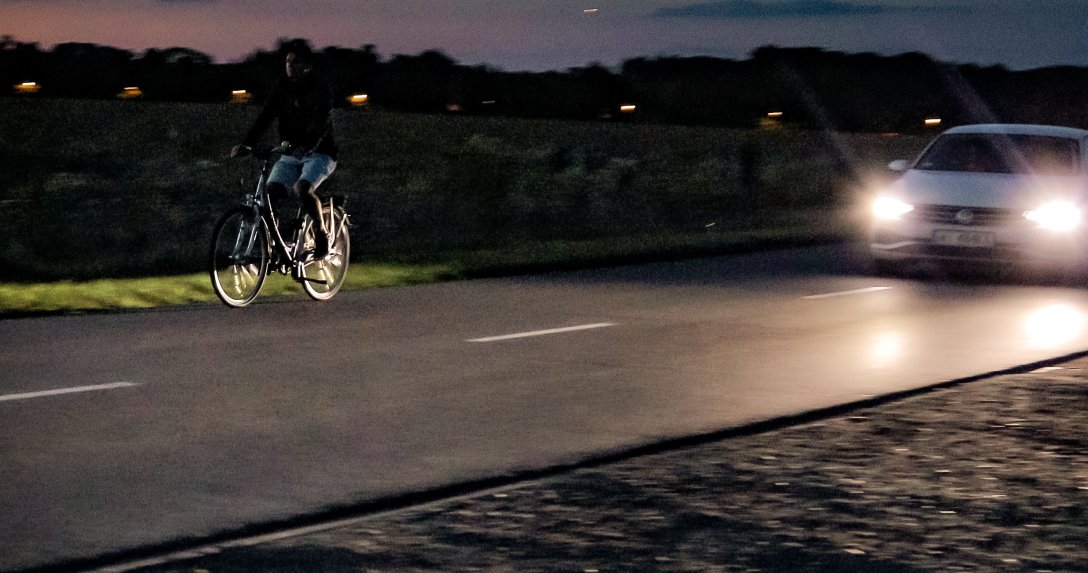 Nieoświetlony rowerzysta na drodze