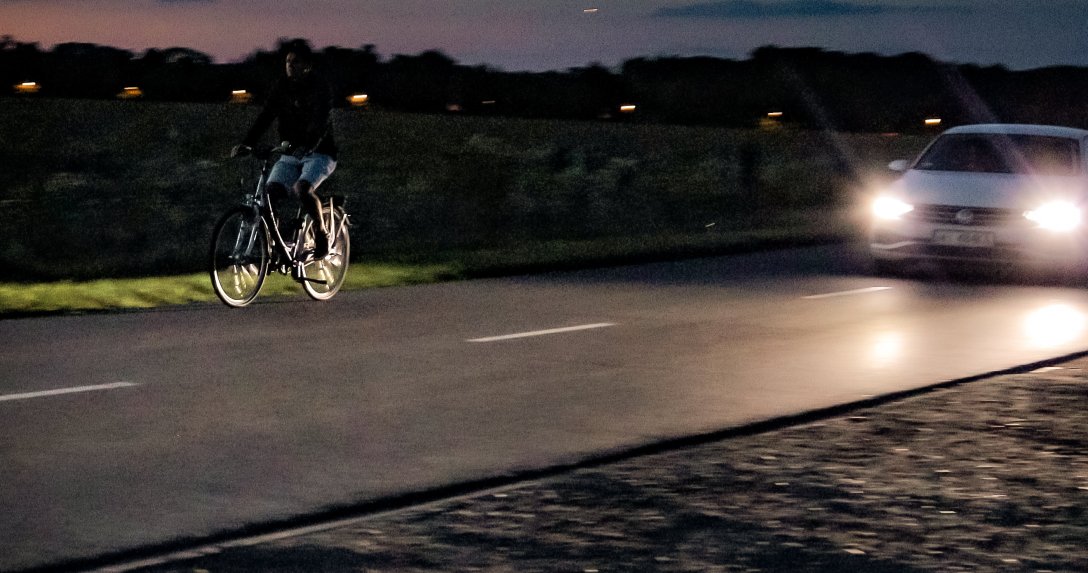 Nieoświetlony rowerzysta na drodze