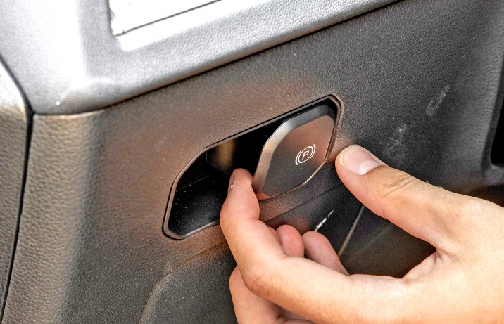 SsangYong Torres 1.5 GDI Turbo 6AT 4x4 Wild – wnętrze, hamulec ręczny