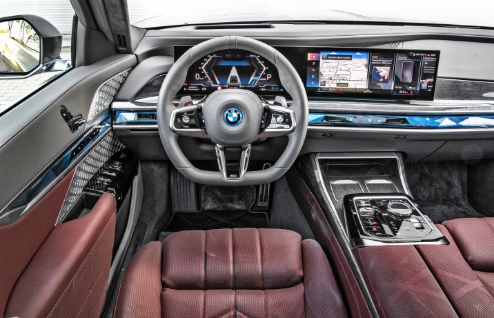 BMW 750e xDrive (2023) – deska rozdzielcza / kokpit