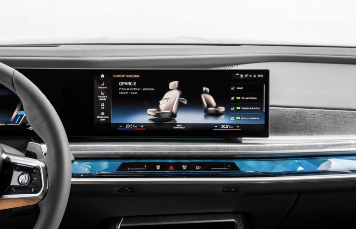 BMW 750e xDrive (2023) – ekran dotykowy