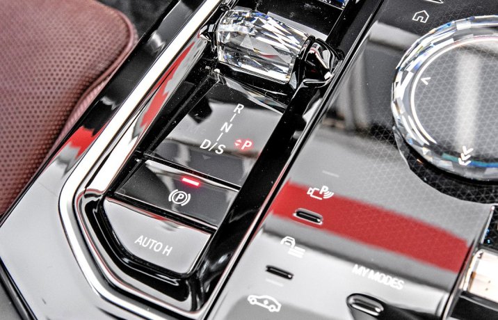 BMW 750e xDrive (2023) – dźwignia przekładni / zmiany biegów