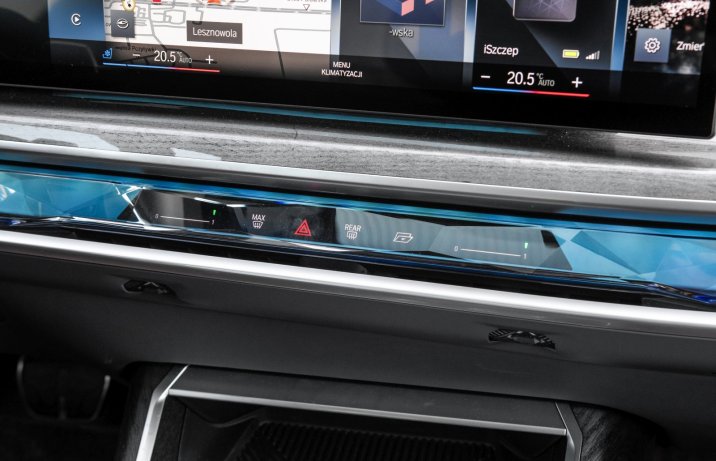 BMW 750e xDrive (2023) – panele dotykowe