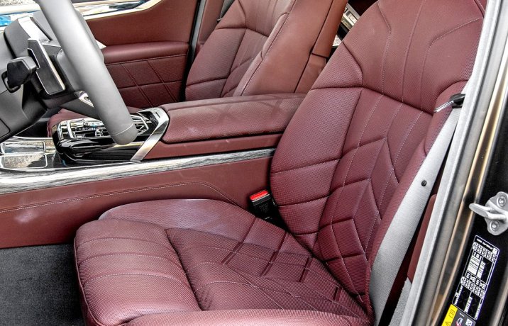 BMW 750e xDrive (2023) – fotele / siedzenia przód
