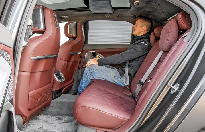BMW 750e xDrive (2023) – kanapa / fotele / siedzenia tył