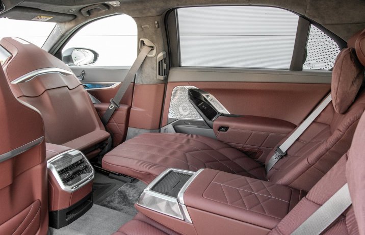 BMW 750e xDrive (2023) – rozkładany fotel tył