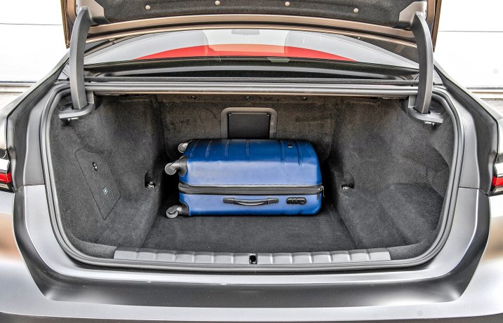 BMW 750e xDrive (2023) – bagażnik