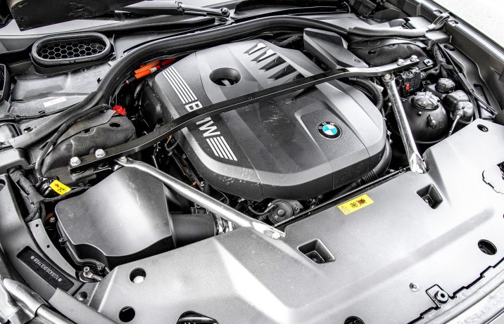 BMW 750e xDrive (2023) – silnik