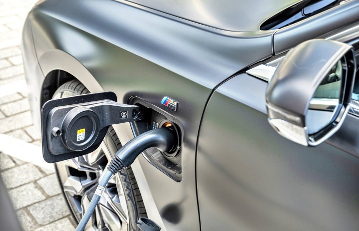 BMW 750e xDrive (2023) – ładowanie