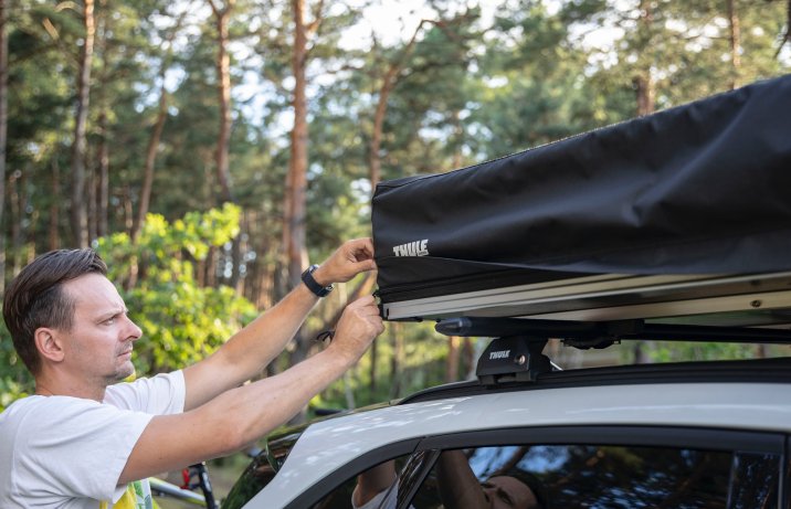 Ford Kuga 2.5 Hybrid ST-Line X Black – namiot Thule Approach na dachu