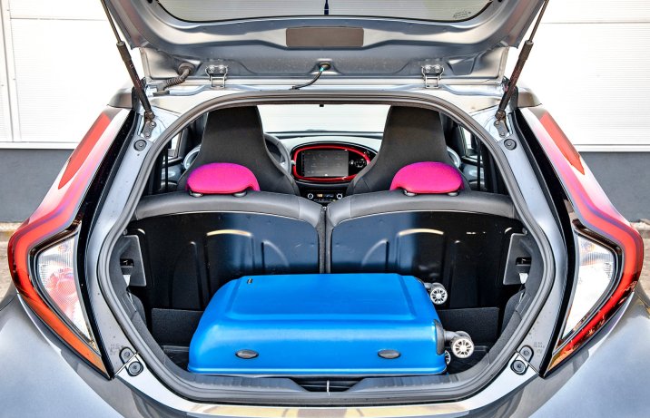 Toyota Aygo X 1.0 VVT-i 72 KM Start&Stop 5 M/T Undercover  – wnętrze, bagażnik