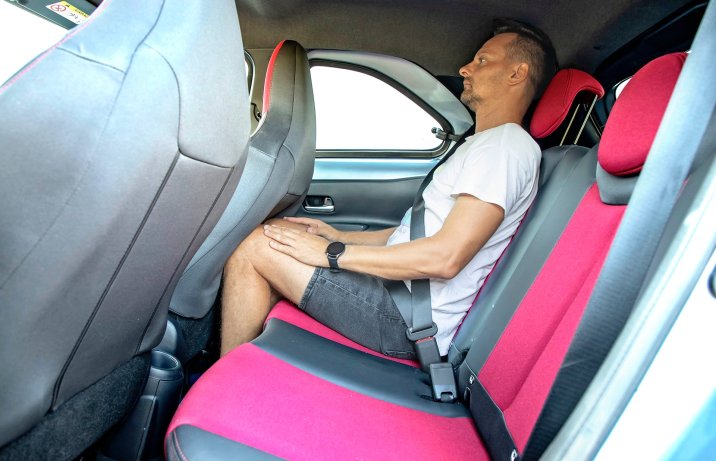 Toyota Aygo X 1.0 VVT-i 72 KM Start&Stop 5 M/T Undercover – wnętrze, kanapa