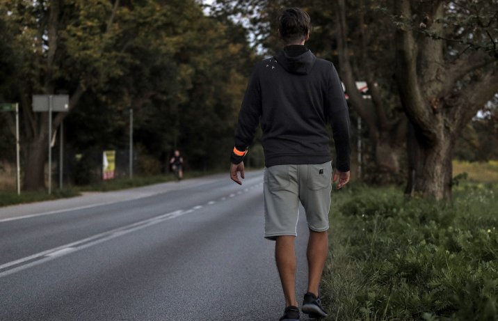 pieszy idacy poboczem