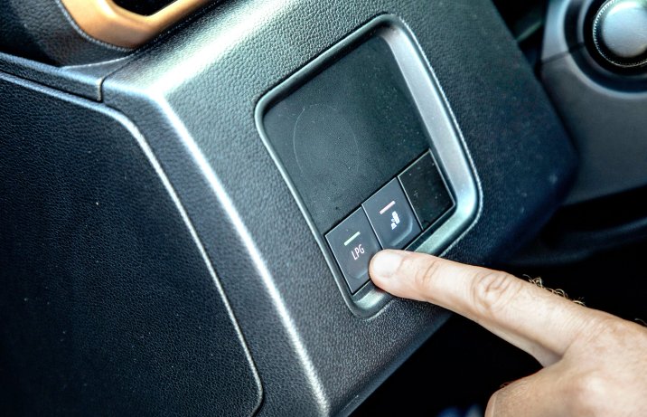 Dacia Duster ECO-G 100 Extreme – przełącznik zasilania gazem