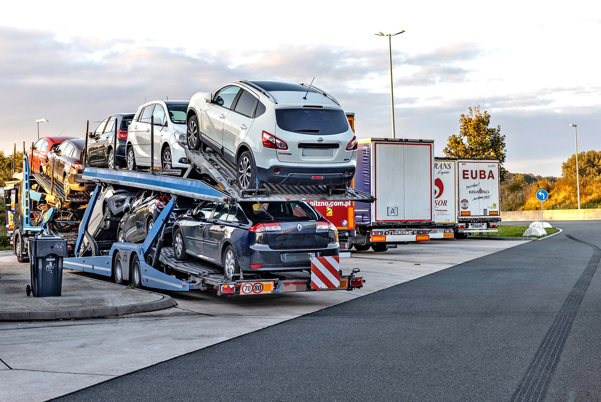 laweta z samochodami używanymi na parkingu