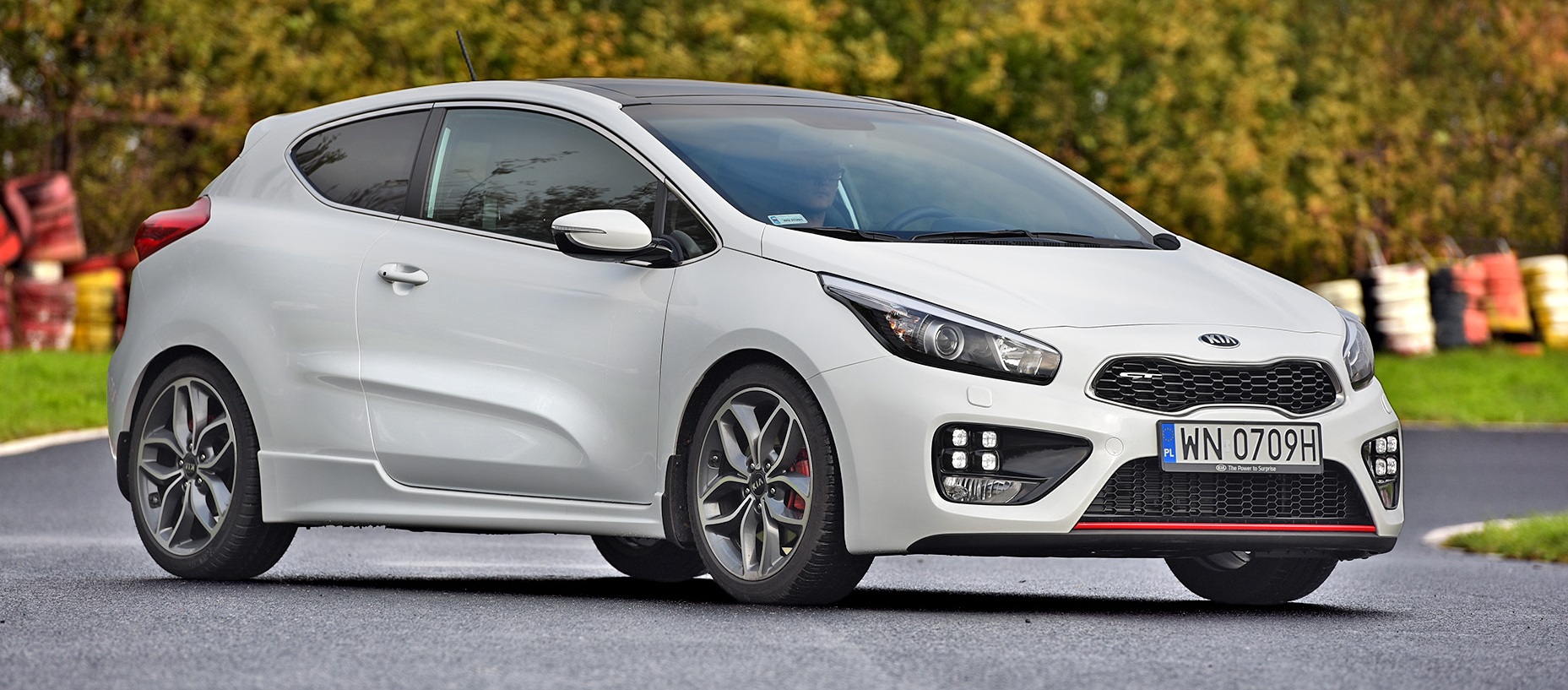 uzywane trzydrzwiowe kompakty_kia ceed