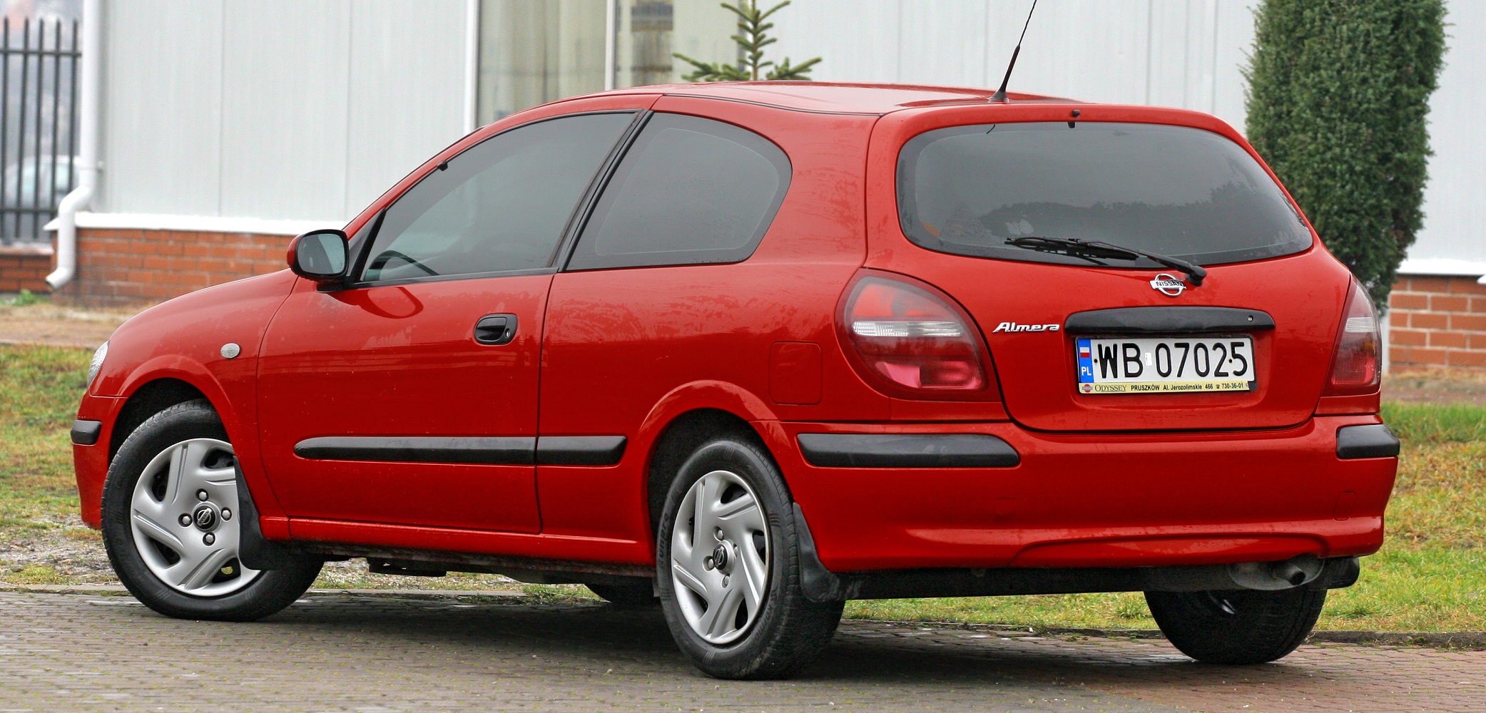 uzywane trzydrzwiowe kompakty_nissan almera
