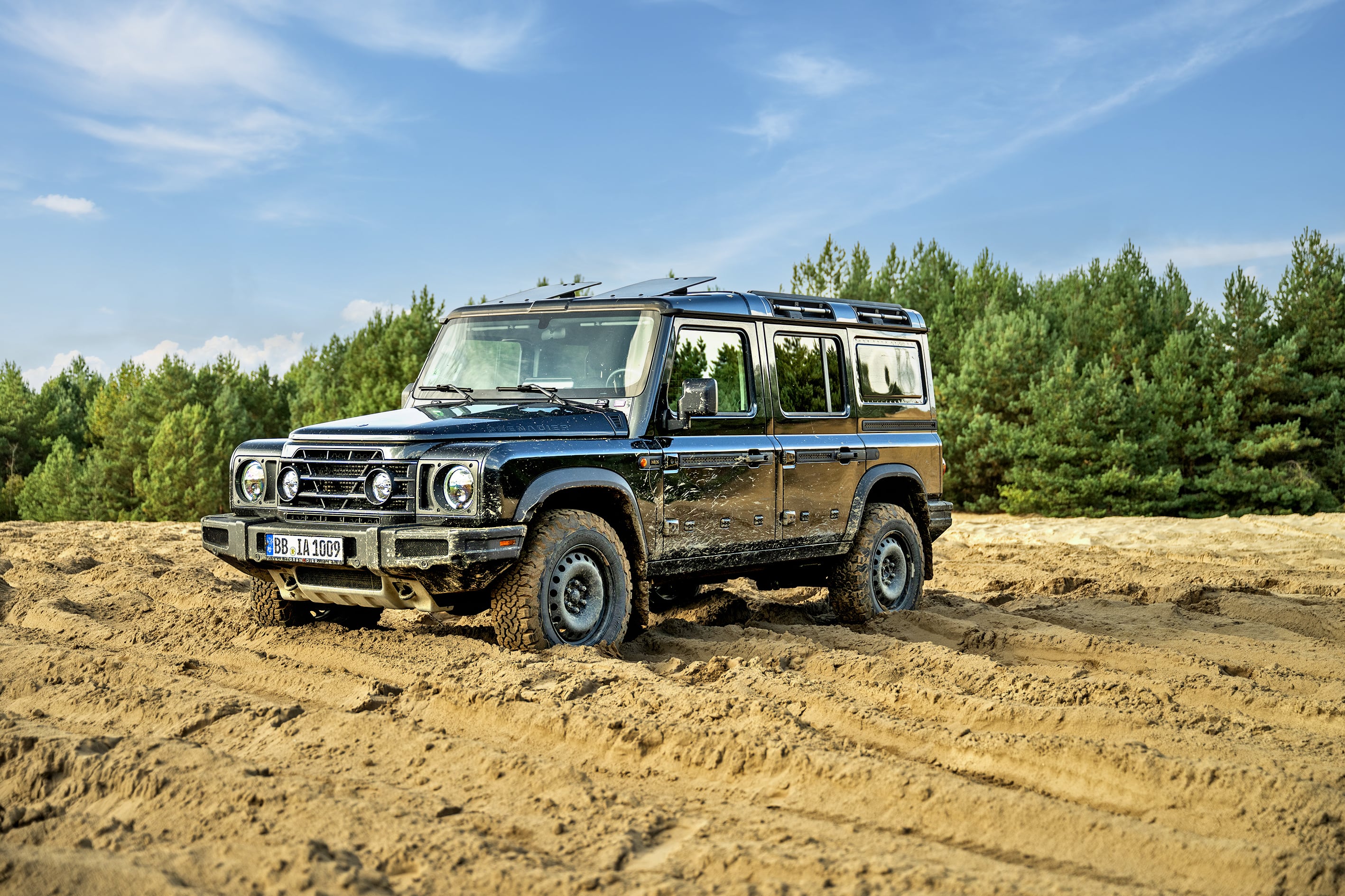 Ineos Grenadier przód i bok w kopnym piachu